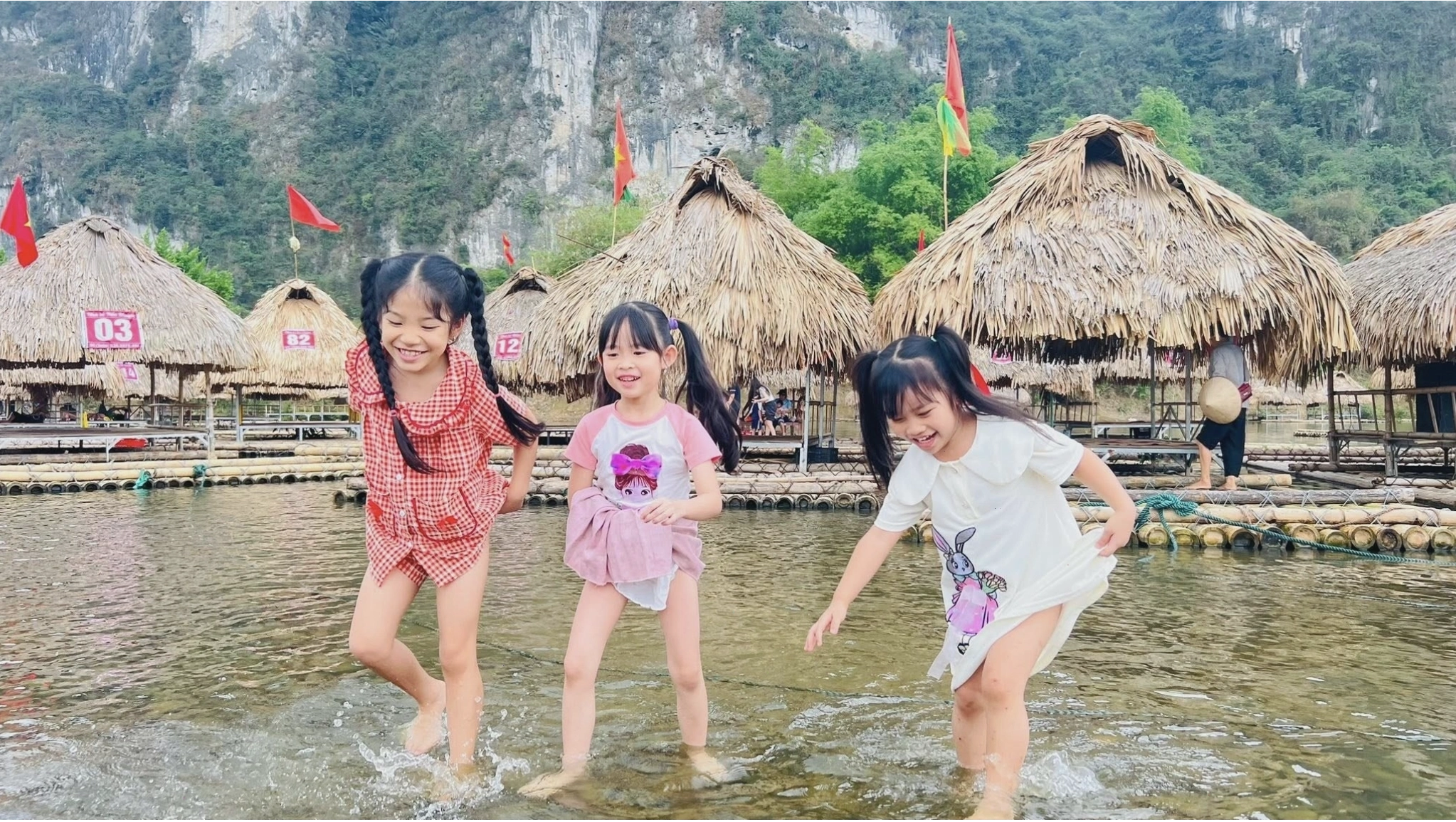 Hoạt động chèo SUP trên sông Bôi