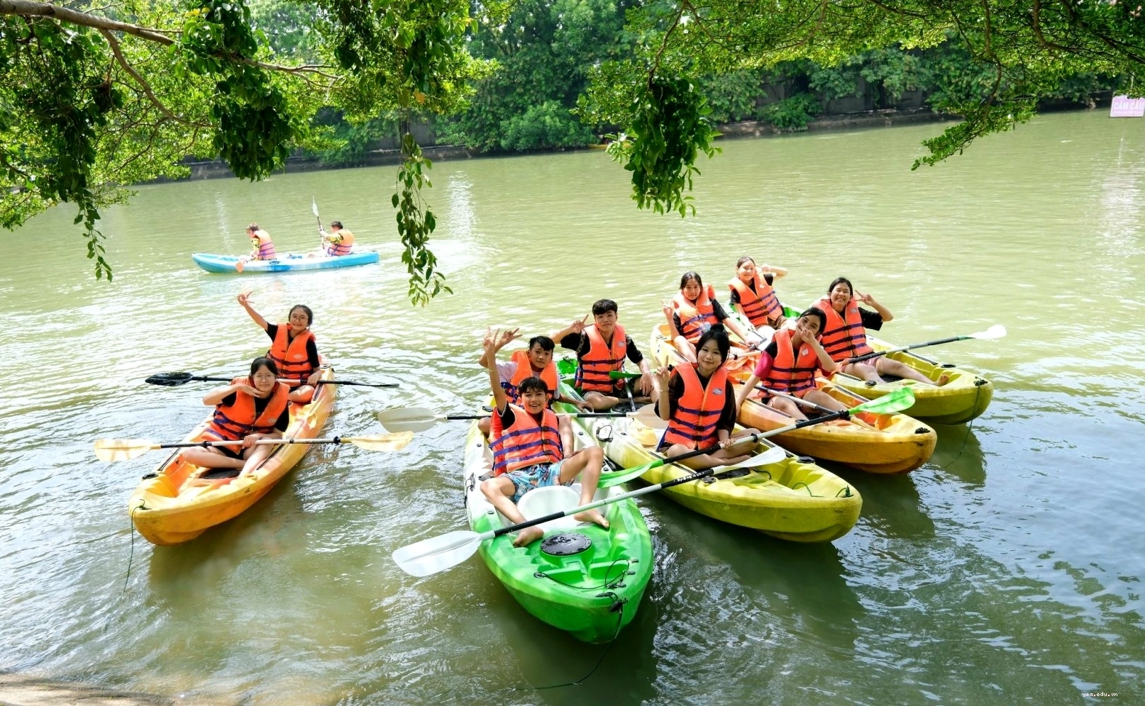 Hoạt động chèo thuyền kayak tại Thủy Châu