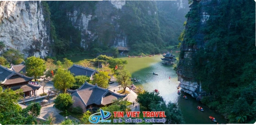 Hoạt động chèo thuyền tại Tràng An