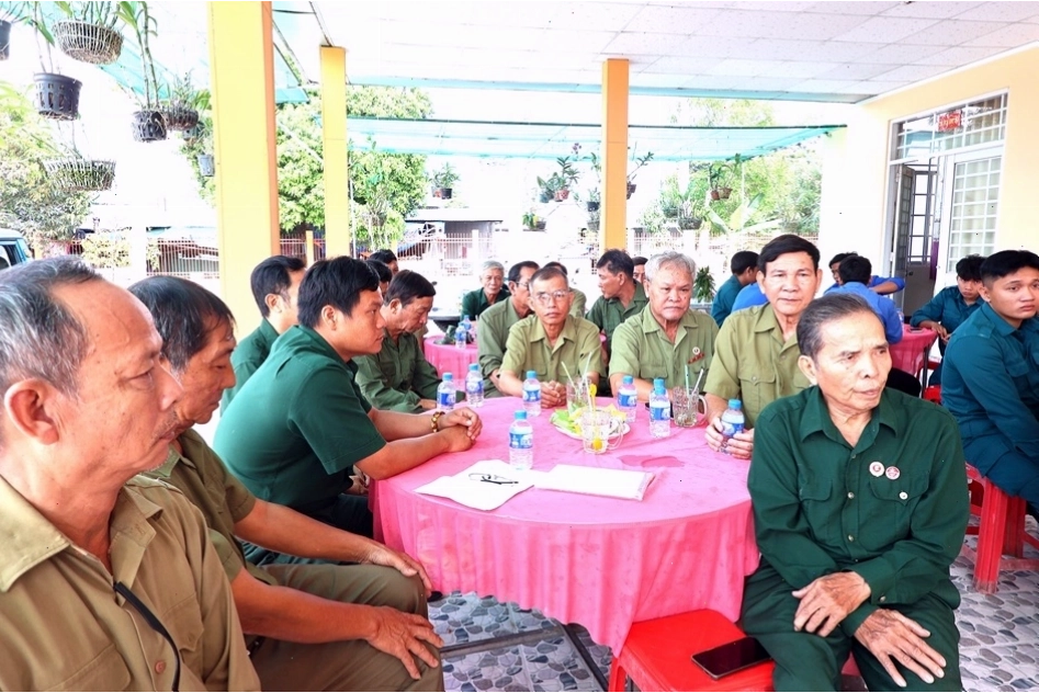 Hoạt động dặm vá đường của cựu chiến binh tại Bình Mỹ