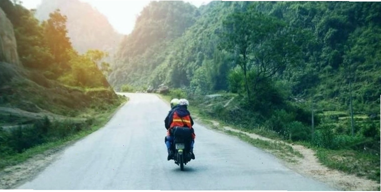 Hoạt động đạp xe khám phá bản làng tại Bản Lác Mai Châu.