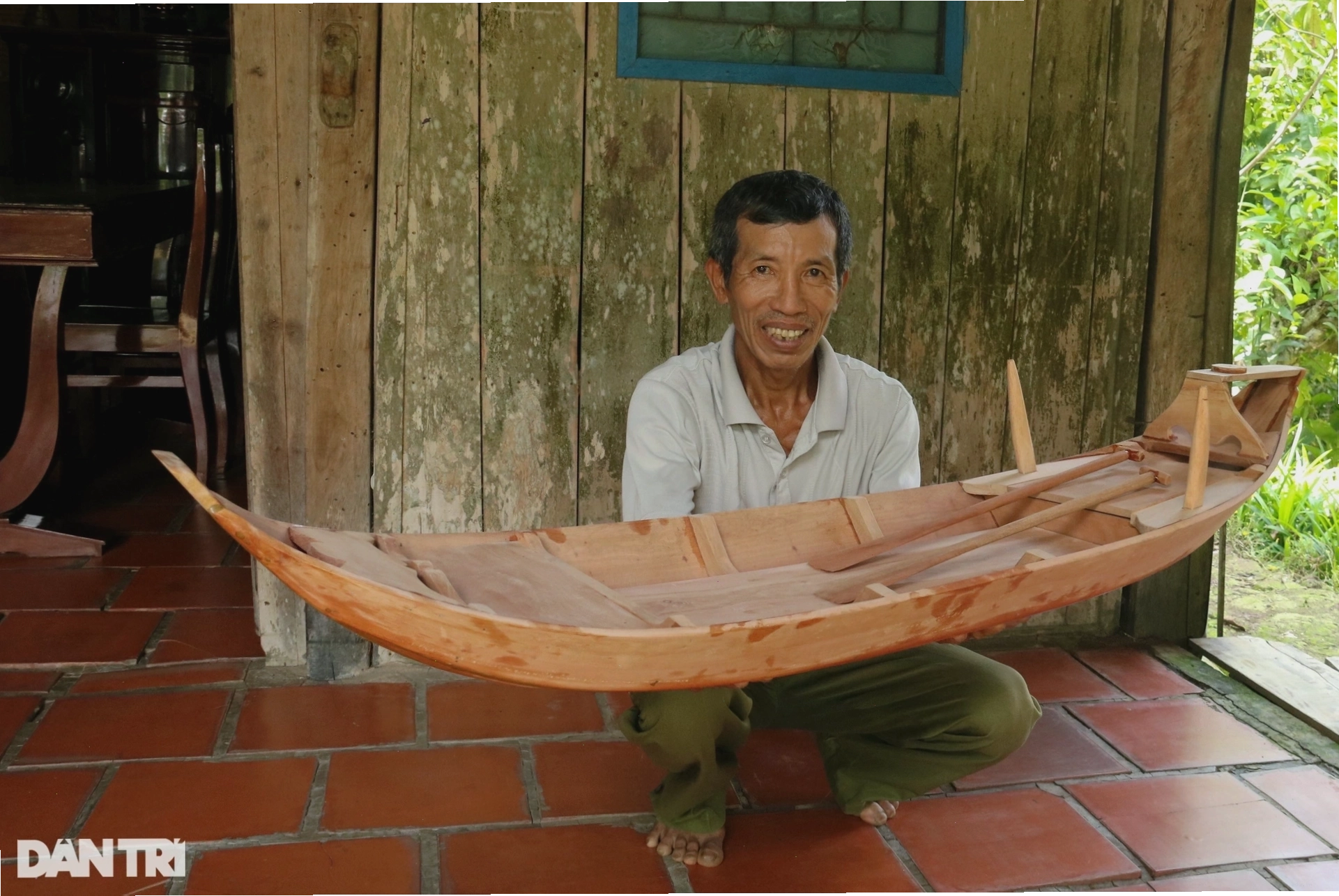 Hoạt động mua bán diễn ra sôi nổi trên những chiếc ghe