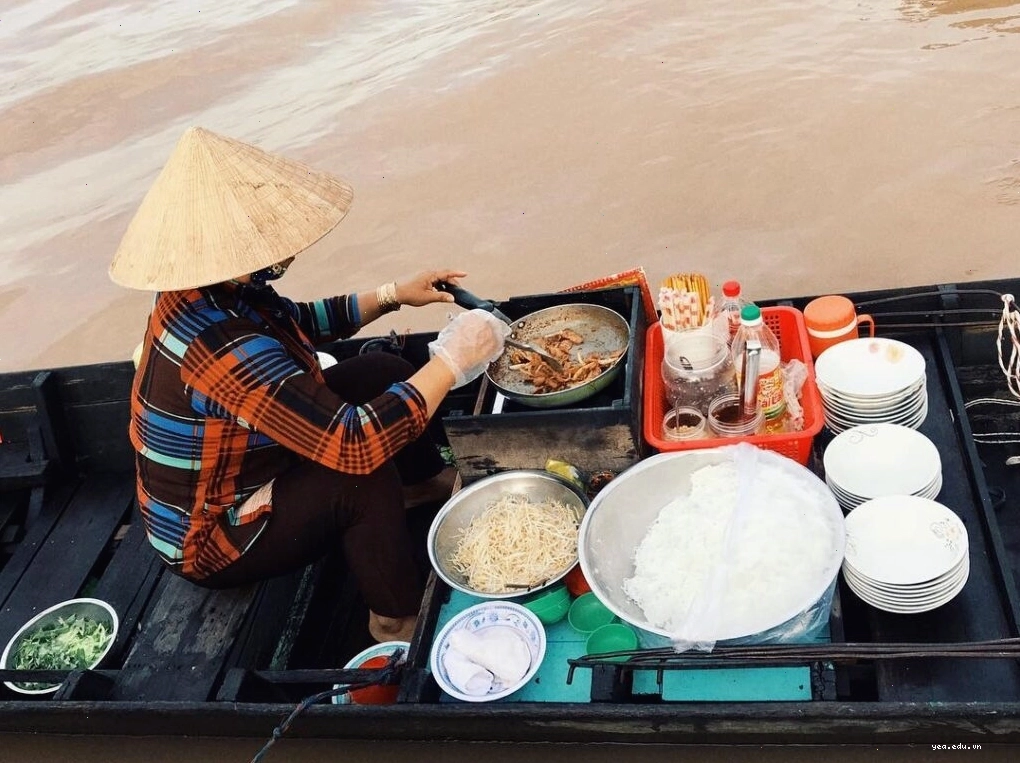 Hoạt động mua bán trên chợ nổi Long Xuyên