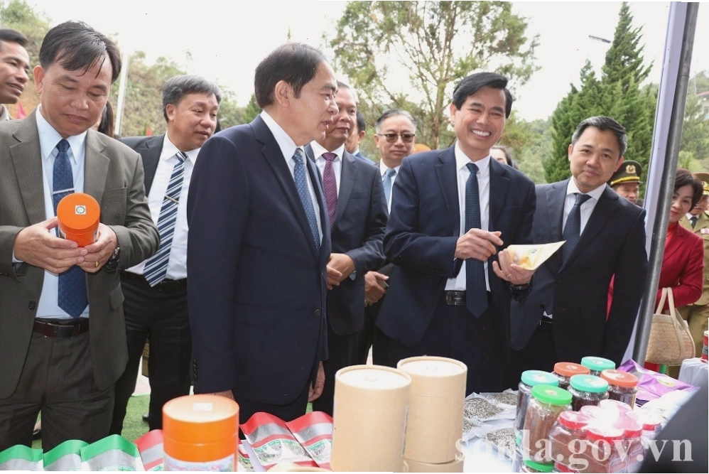 Hoạt động nhộn nhịp tại Cửa khẩu Lóng Sập