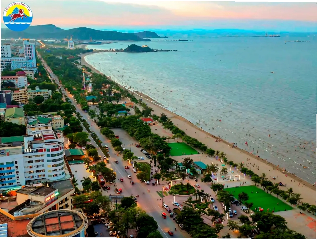 Hoạt động tắm biển tại bãi biển Cửa Lò - Nghệ An