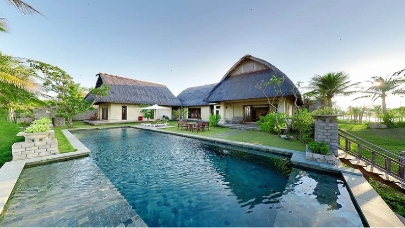 Hoạt động tắm biển vui vẻ tại bãi biển Bảo Ninh