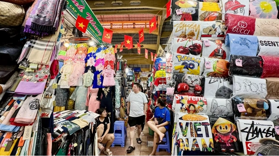 Hoạt động tham quan các di tích lịch sử tại Việt Nam