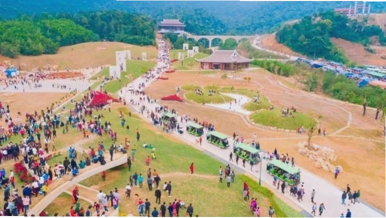 Hoạt động thương mại tại thị trấn Tây Yên Tử