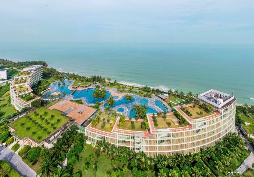 Hoạt động vui chơi dưới nước tại bể bơi FLC Sầm Sơn
