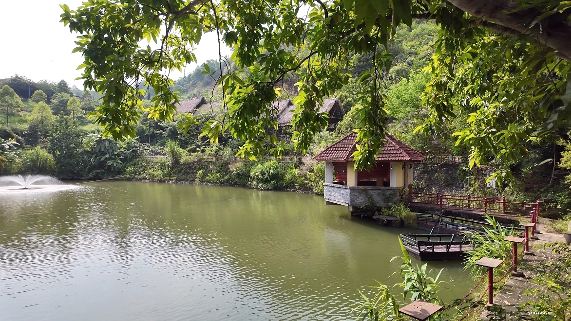 Hoạt động vui chơi tại sân chơi 7 sắc cầu vồng ở Bản Mường Xanh