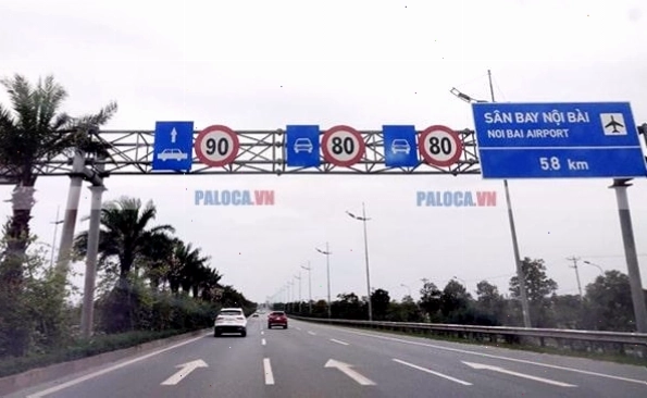 Học sinh chăm chú lắng nghe bài giảng về an toàn giao thông