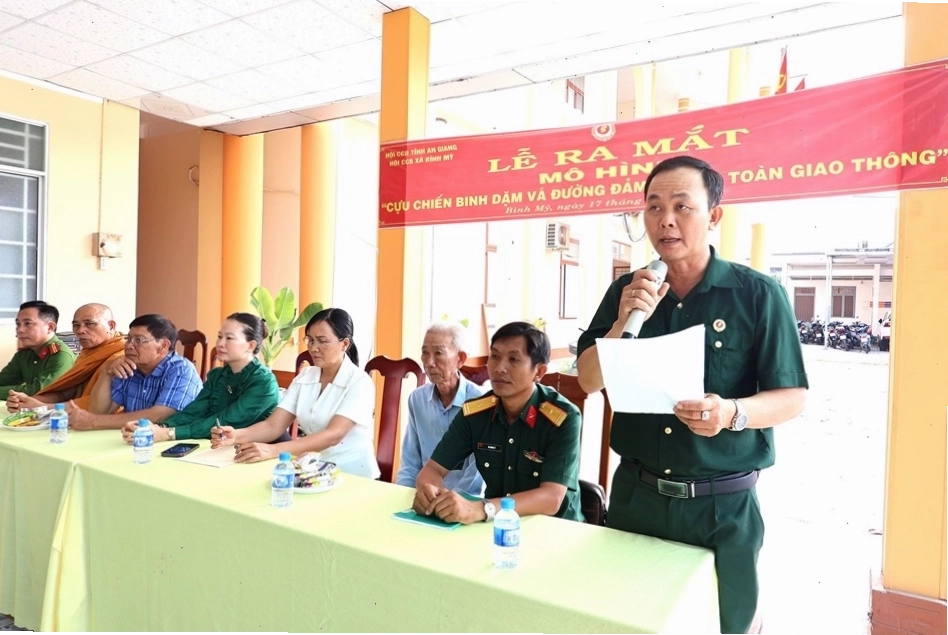 Học sinh chờ đò tại bến đò Bình Mỹ