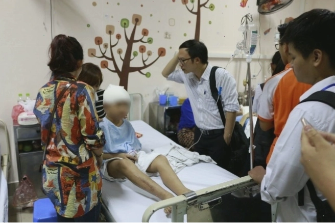 Học sinh lớp 10A1 thăm hỏi động viên bệnh nhân