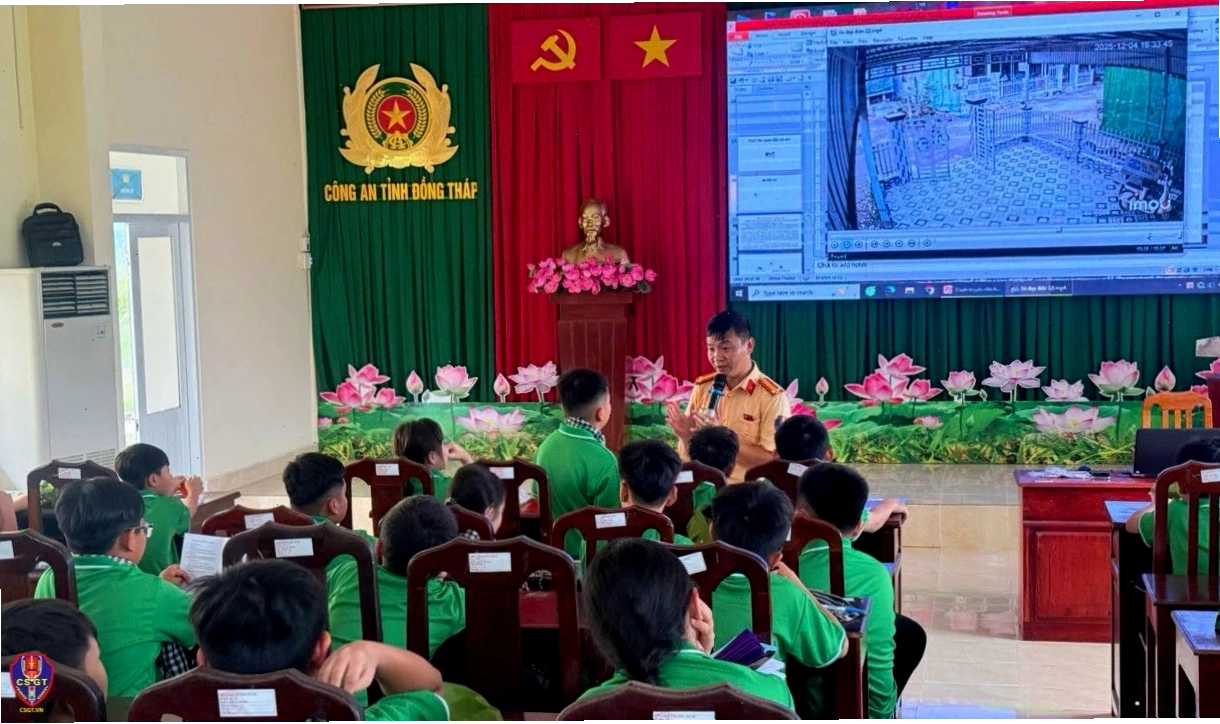 Học sinh tham gia chương trình giáo dục an toàn giao thông