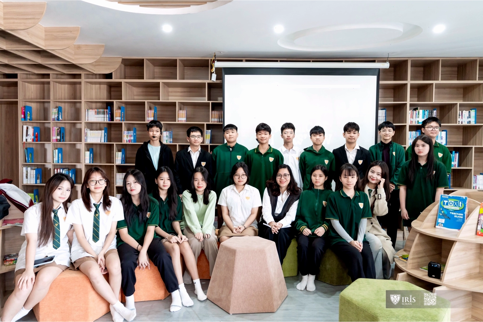 Học sinh tham gia hoạt động STEM tại Iris School