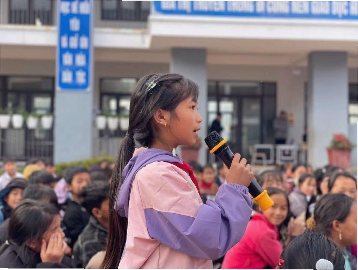 Học sinh tham gia hoạt động tìm hiểu về sức khỏe sinh sản tại Dế Xu Phình