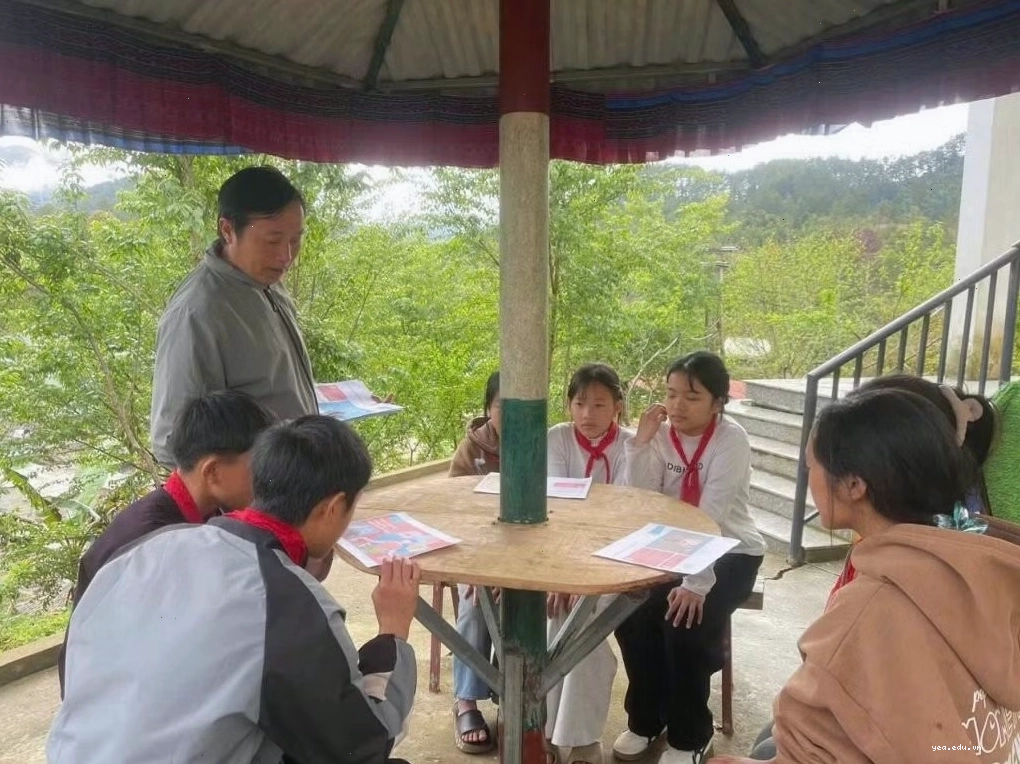Học sinh Trường PTDT Bán trú TH&THCS Dế Xu Phình nhận chứng nhận hoàn thành khóa học