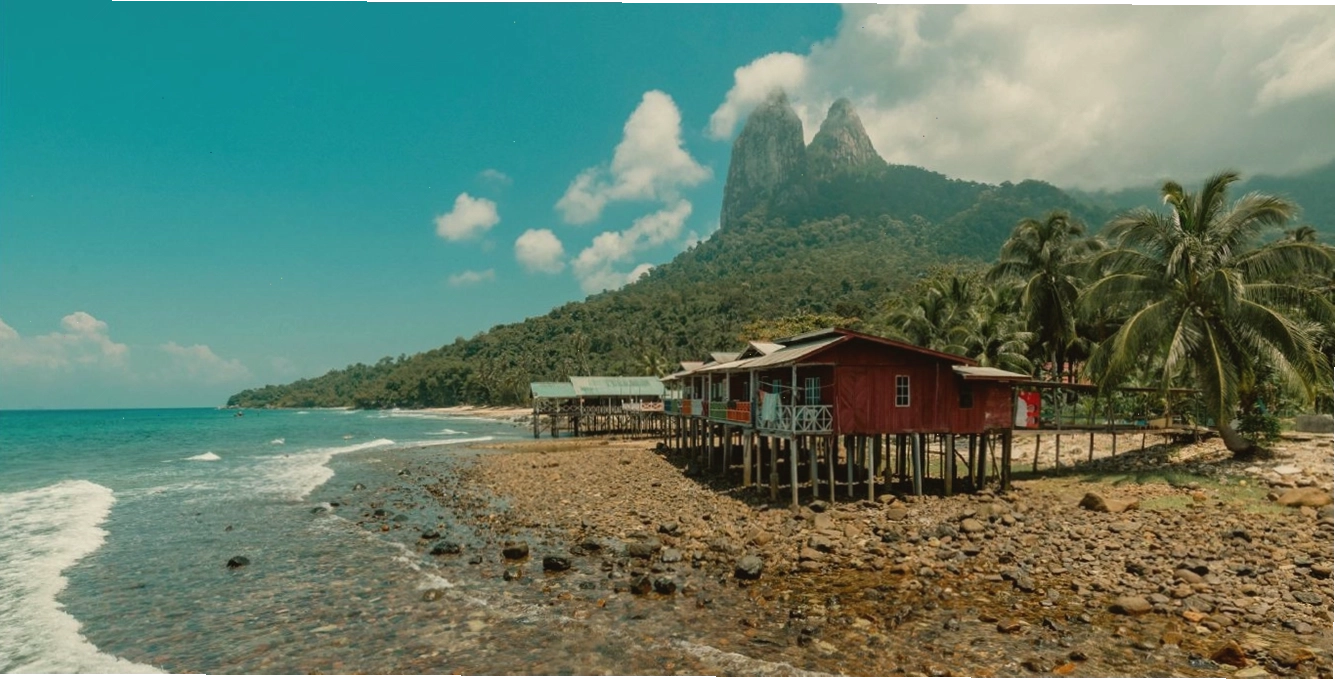 Hòn đảo Pulau Tioman, Malaysia với biển trong xanh và rừng nhiệt đới