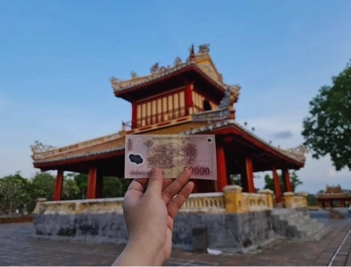 Hòn Đỉnh Hương, biểu tượng Vịnh Hạ Long trên tờ tiền 200.000 đồng