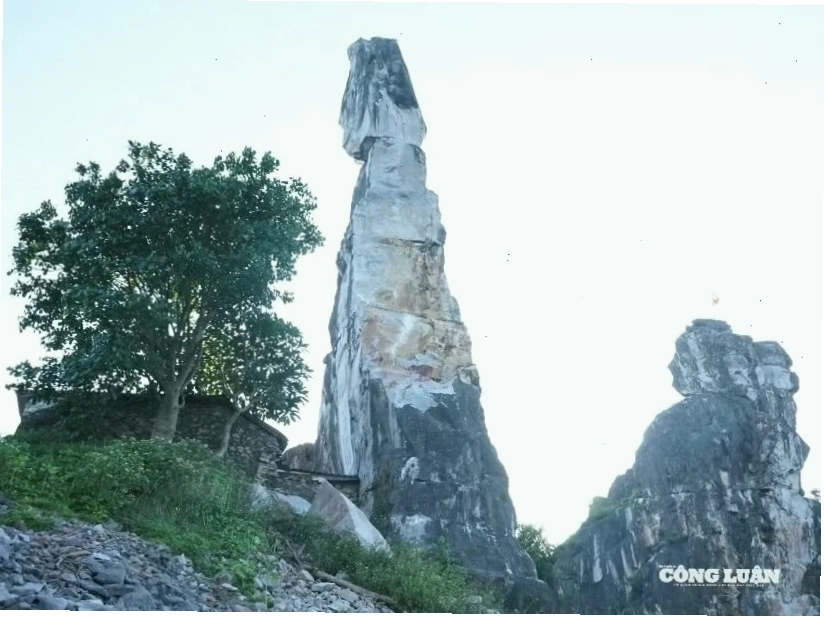 Hòn Vọng Phu Thanh Hóa nhìn từ xa với dáng hình người phụ nữ bế con hướng ra biển