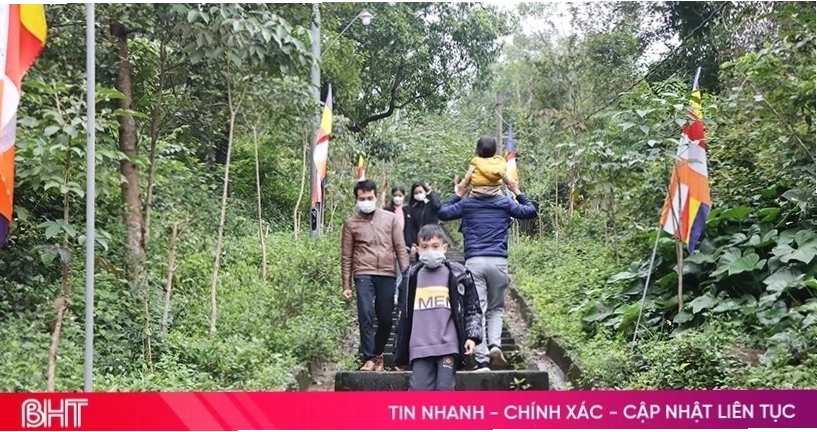 Hướng dẫn viên chia tay đoàn du lịch với nụ cười và lời chúc tốt đẹp
