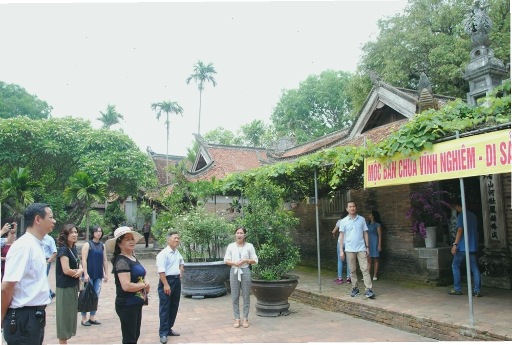 Hướng dẫn viên du lịch chuẩn bị cho đoàn khách tham quan Bắc Giang