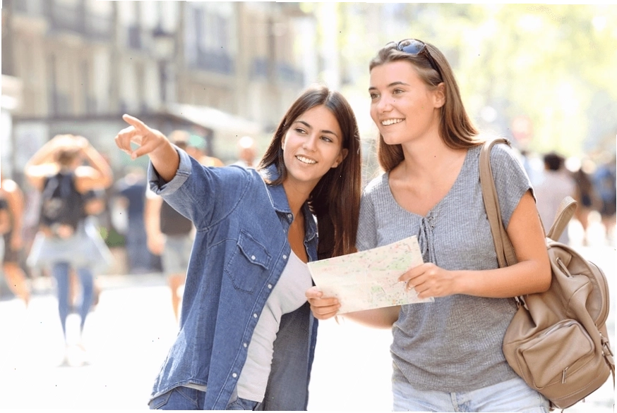 Hướng dẫn viên du lịch đang thuyết minh cho du khách nước ngoài