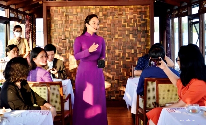 Hướng dẫn viên du lịch đang thuyết minh về một hiện vật lịch sử