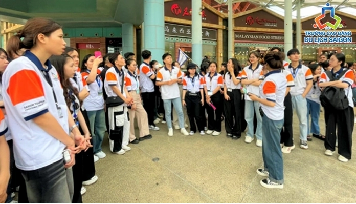 Hướng dẫn viên du lịch giải quyết tình huống khéo léo
