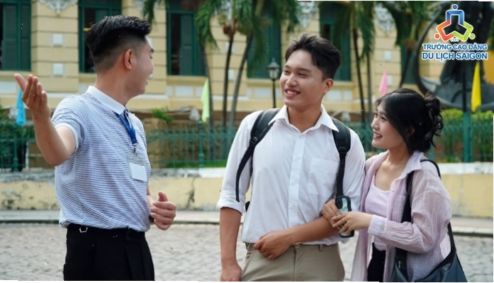 Hướng dẫn viên du lịch giao tiếp thân thiện với khách hàng