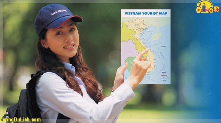 Hướng dẫn viên du lịch nữ đang trò chuyện với du khách nước ngoài
