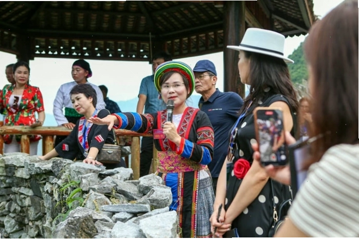 Hướng dẫn viên du lịch tư vấn cho khách hàng về lộ trình