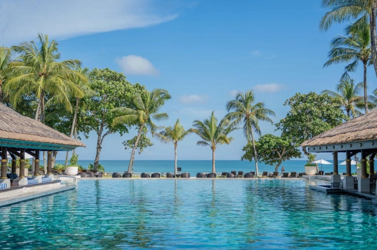 InterContinental Bali Resort: Trải nghiệm nghỉ dưỡng sang trọng bên vịnh Jimbaran