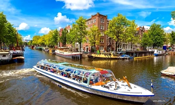 Kênh đào Amsterdam lung linh về đêm