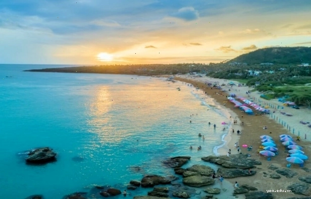 Kenting nổi tiếng với biển xanh, bãi cát trắng và cảnh quan thiên nhiên đa dạng.