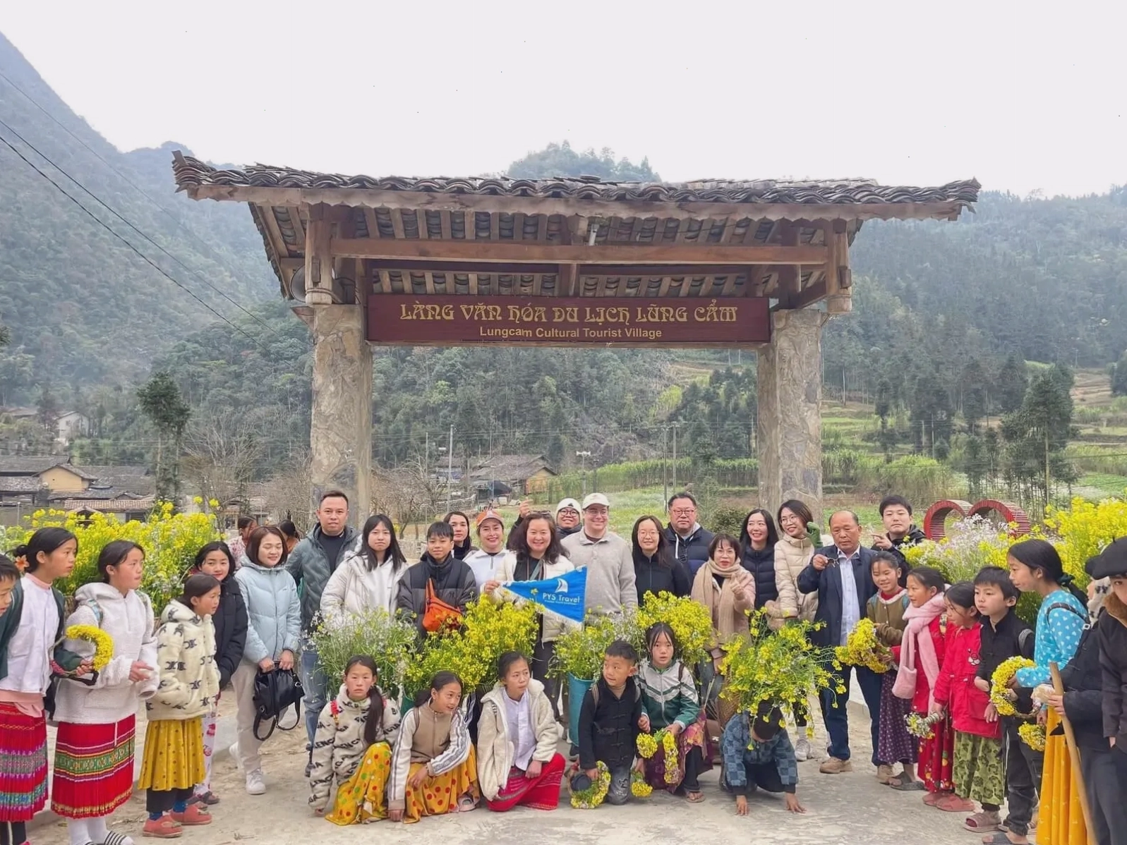 Khách du lịch check-in tại Km0 Hà Giang
