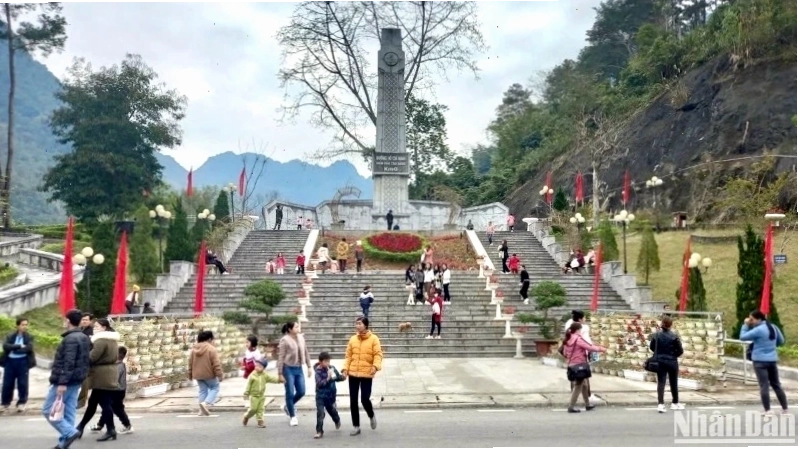 Khách du lịch tham quan Pác Bó, Cao Bằng - một địa điểm về nguồn ý nghĩa