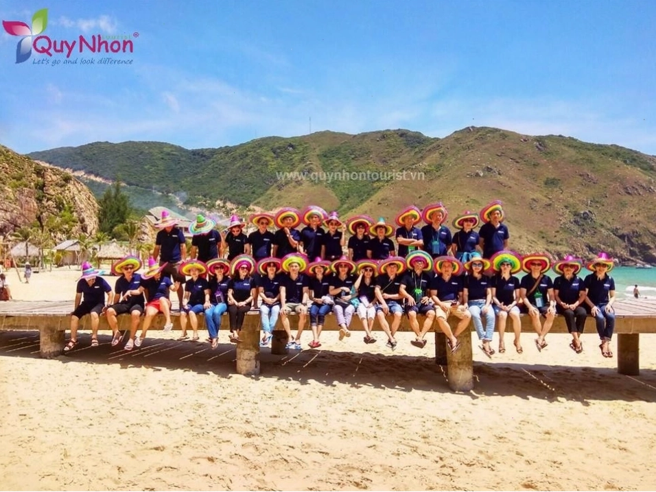 Khách hàng chụp ảnh lưu niệm cùng đội ngũ Quy Nhơn Tourist