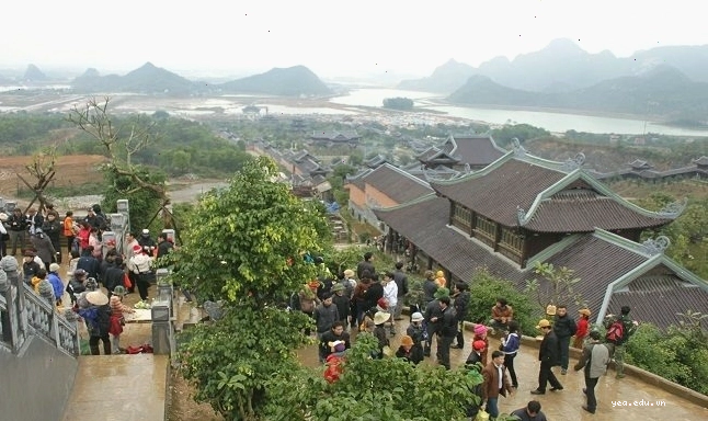 Khách hành hương tham quan chùa Bái Đính vào mùa lễ hội