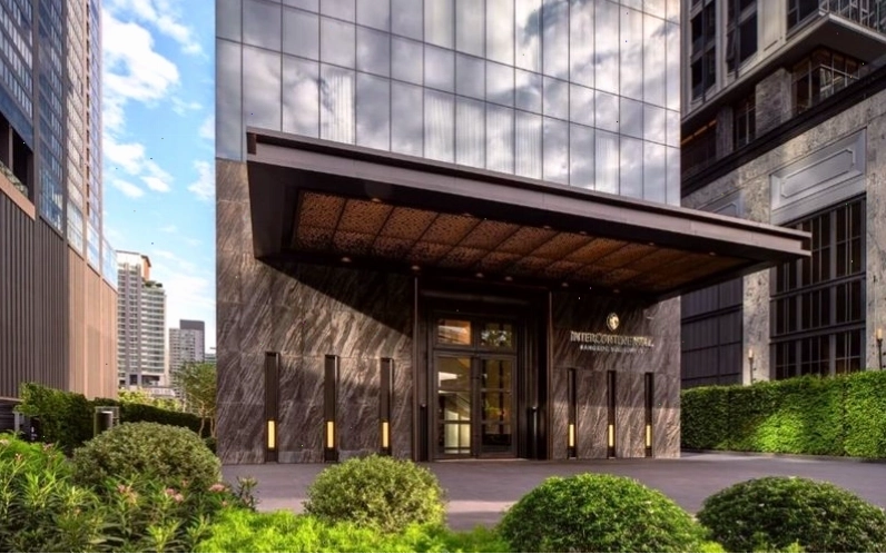 Khách sạn InterContinental Bangkok Sukhumvit nhìn từ bên ngoài vào ban đêm