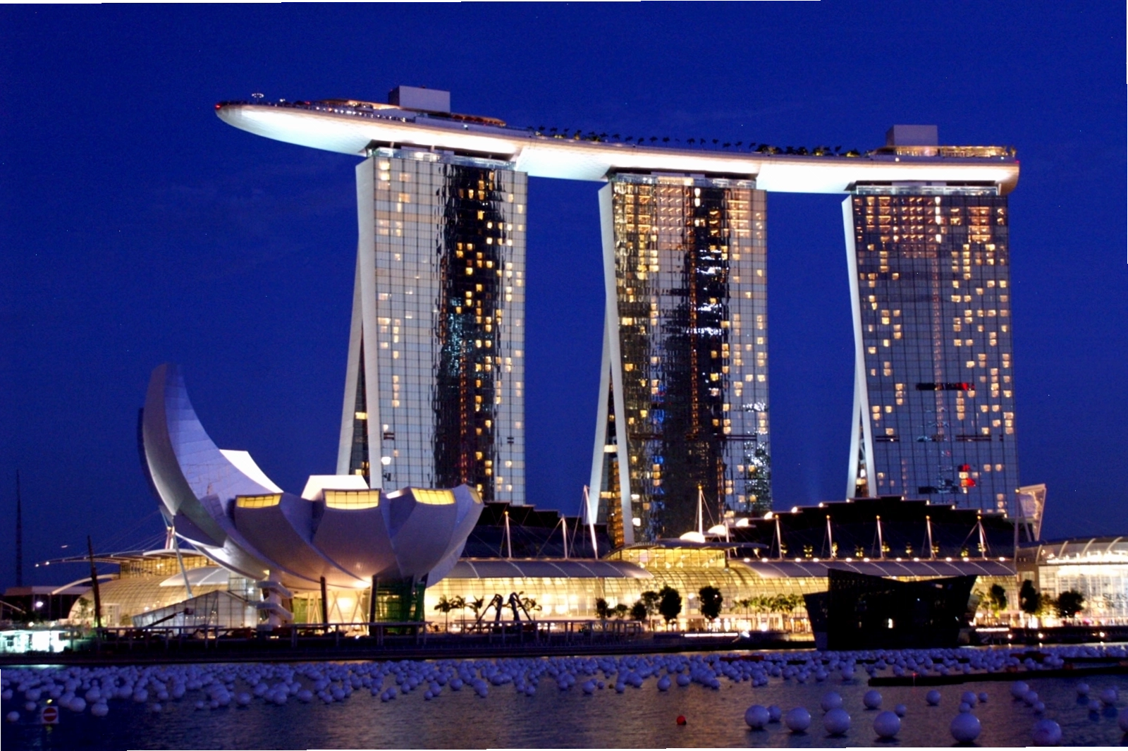 Khách sạn Marina Bay Sands với kiến trúc ba tòa tháp ấn tượng tại Singapore