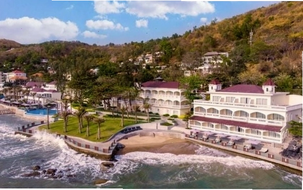 Khách sạn Mercure Vũng Tàu nhìn từ trên cao với kiến trúc Địa Trung Hải ấn tượng