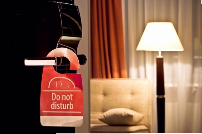 Khách vãng lai trong tiếng Anh là walk-in guest, chỉ khách đến không đặt trước