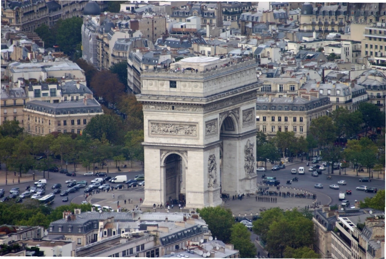 Khải Hoàn Môn luôn thu hút du khách chính là tầm nhìn toàn cảnh Paris từ trên đỉnh công trình