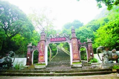 Khám Phá Bát Cảnh Sơn Hà Nam: Danh Sơn Linh Thiêng và Di Tích Văn Hóa