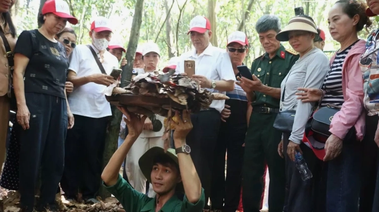 Khám Phá Địa Đạo Củ Chi: Kỳ Quan Giữa Lòng Đất Thép