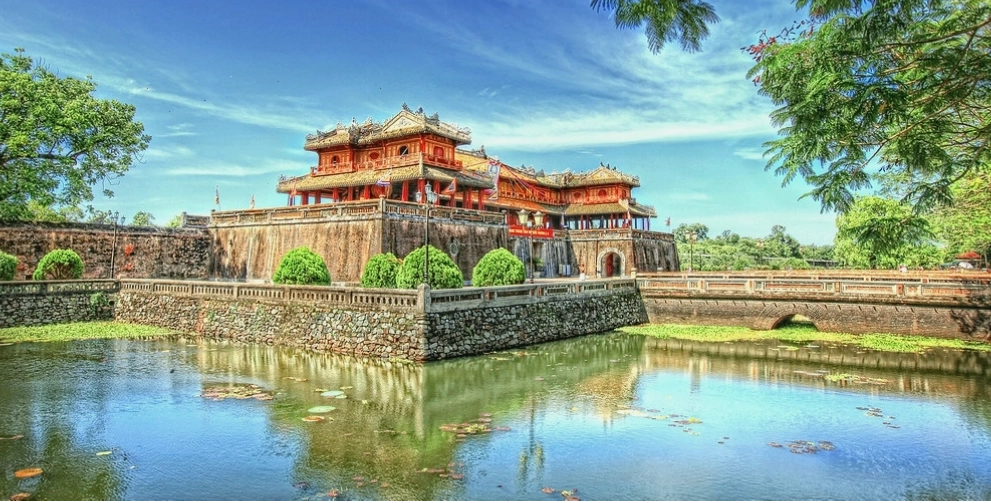 Khám phá Huế, một địa điểm du lịch văn hóa khác tại Việt Nam, có thể liên kết với chủ đề di sản