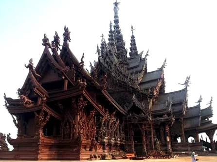 Khám phá Lâu đài Gỗ ở Pattaya: Tuyệt tác Nghệ thuật và Tâm linh
