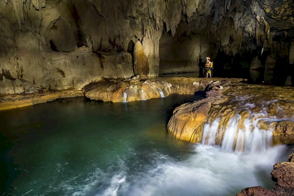 Khám phá lòng hang động Tú Làn