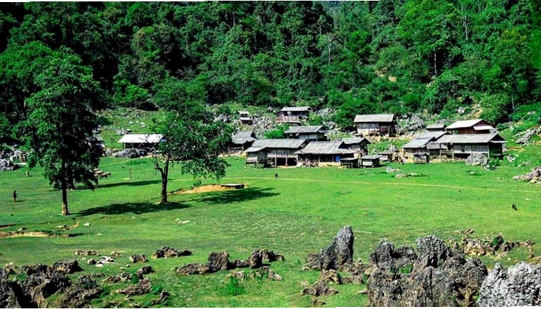 Khám phá văn hóa độc đáo tại Làng Nguyên Thuỷ Mộc Châu